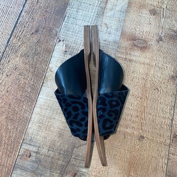 Diane Von Furstenberg
Baile Leopard-Print Suede Sandals - Picture 6 of 13